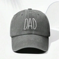 Dettaglio del ricamo bianco DAD su un cappello da baseball grigio in cotone lavato - Grigio