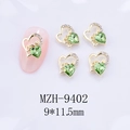 Dettaglio charm unghie a cuore 3D con incisione Love e gemma verde incastonata - Stile Zircone Verde Erba con Base Oro(9402)