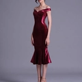 Elegantes weinrotes Samtkleid schulterfrei in Bodycon-Form mit Satin-Fischschwanz - S / Rot