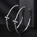 Elegante zilveren oorringen met fonkelende zirkoon kruisjes op een donkere doos - Zilver-Kruis