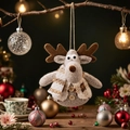 Dettaglio del pendente a renna di Natale in peluche con gilet in maglia sull'albero - Addobbo Natalizio Renna Stile Europeo