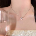 Collier élégant en acier titane avec lettre D et pendentif cœur sur mannequin - Collier Lettre D Argent