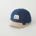 Dettaglio cappello bambino in denim blu con visiera in pile beige e lettera M in rilievo - Lettera M / Bianco Sporco