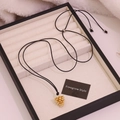 Collier pendentif pomme de pin dorée avec cordon noir réglable sur écrin en velours - Doré