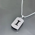 Macro di una collana in argento con pendente rettangolare e lettera I traforata - Lettera I / Argento