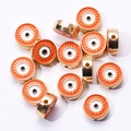 Détail macro de perles en émail œil porte-bonheur orange et or pour bijoux DIY - Orange