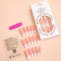 Vista plana de uñas postizas degradadas rosas con adornos 3D de mariposa, perla y flor - Estilo Francés Rosa y Blanco con Mariposa y Perla (XA-51-16)