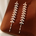 Detail von Zirkon-Blatt-Quastenohrringen mit Vergoldung und Marquise-Schliff Steinen - Gold