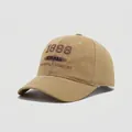 Dettaglio del cappellino bimbo in cotone kaki con ricamo 3D 1998 NORMAL in rilievo - 50cm (1-3 anni) / 1998-Cachi