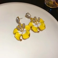 Orecchini a fiore con smalto giallo e bianco impreziositi da lucenti zirconi cubici - Giallo