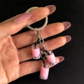 Primer plano del llavero de té de burbujas rosa con mini tazas y perlas de resina - Rosa