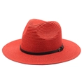 Detalle de sombrero de paja rojo con banda de cuero negro y hebilla de metal plateado - M (56-58cm) / Rojo