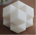 Minimalistische weiße geometrische Duftkerze als kreative Foto-Requisite - Rhombus-Würfel