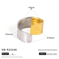 Detail eines 10 mm breiten hypoallergenen Edelstahlrings mit 18 Karat Gold-Hammerschlag - Einstellbar Offen / Breiter Handgefertigter Gehämmerter Stil (NB-R24348)