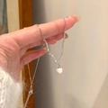 Collana minimalista in argento con ciondolo a perla bianca su una catena a spirale - Argento