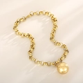 Primer plano de un collar de metal dorado con cadena de eslabones gruesos y colgante de bola - Collar 45cm (KN230902-Z) / Dorado
