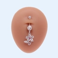 Détail d'un piercing de nombril fleur argentée avec pierre rose sur modèle peau - Style Fleur Rose (#3)