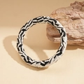 Zebraprint open armband van zwart-wit kunstleer gepresenteerd op een natuurlijke steen - Armring - Zebraprint (Dun)