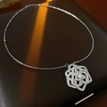 Vista dettagliata della collana rosa argento con ciondolo in zircone sotto ombre eleganti - Collana di Clavicola con Rosa Svuotata / Argento