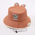 Détail d'un chapeau de soleil marron pour enfants avec broderie crocodile et cordon - 50-52CM / Café
