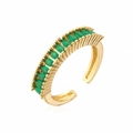 Primer plano detallado de anillo bañado en oro 18K con piedras verdes de corte marquesa - Abierto Ajustable / Verde