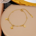 Edles Gold-Fußkettchen aus Titanstahl mit Schmetterlingsanhängern auf Seidendisplay - Drei Schmetterlinge Stil (B5058)