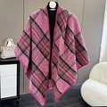 Dettaglio dello scialle poncho in maglia a quadri rosa con tessuto morbido e drappeggio - Quadri Rosa