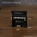 Miniatur-Klavierfigur aus schwarzem Harz mit goldener Reliefverzierung für Wohndeko - Vintage Klavier