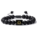 Détail des perles en pierre de lave noire et de la lettre O dorée sur le bracelet - Lettre O(O)