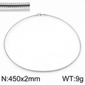 Collare minimalista in acciaio inossidabile argento con dettaglio della catena su fondo bianco - Colore Acciaio - 2mm di Larghezza (KN231663-Z)