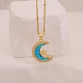 Detail der Mond- und Stern-Halskette mit blauem Opal auf strukturiertem Stein - Stern