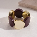 Detail van bordeauxrode hars en golvende gouden metalen blokken op een armband - Goud/Wijnrood