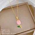 Detail van tulp hanger afmetingen 1x2,6cm en gewicht 3,1g op witte zijden achtergrond - Roze Tulpenketting (D325)