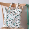 Sac fourre-tout en coton floral avec étiquette en tissu sur chaise en bois - Floral Blanc