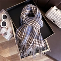 Dettaglio di sciarpa pied-de-poule marrone e blu con frange eleganti su vassoio nero - 200x66cm (Nappe Incluse) / Blu Marino (WT185-5)