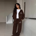 Tuta sportiva due pezzi in velluto marrone scuro con felpa con cappuccio e pantaloni larghi - S / Marrone