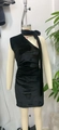 Detail eines schwarzen Samtkleides mit One-Shoulder-Ausschnitt und seitlicher Raffung - XS / Schwarz