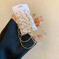 Lot de boucles d'oreilles créoles dorées de tailles variées présentées à la main - Ensemble de Créoles Rondes Simples (6 pièces) / Doré