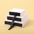 Pila di scatole per gioielli bianche con pellicola nera e nastri a strappo - Con Scatola Interna Nera / 7x7x2cm / Carta Tattile Bianca