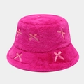 Detail van roze bucket hat van imitatiebont met verfijnde lichtroze zijden strikjes - Eén maat / Rozerood