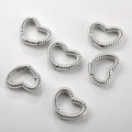 Dettaglio di sei connettori a forma di cuore in argento con trama a corda per gioielli - Argento - Chiusura a cuore ritorta (13*17mm)