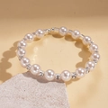 Detalle de perlas de imitación redondas y detalles de diamantes en una pulsera de cuentas plata - Plateado