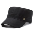 Casquette militaire noire pour hommes avec logo métallique latéral vue sous un angle de 45° - Réglable / Noir