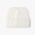 Bonnet en maille blanche en fourrure de lapin avec bord plié et texture douce d'hiver - Crème