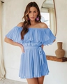 Dettaglio della tutina plissettata azzurro cielo con spalle scoperte, volant e cintura in vita - S / Blu