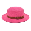 Vista detallada de un sombrero de paja rosa de moda con hebilla de cinturón marrón - M / Rosa rojo