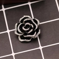 Eleganter Rosen-Anstecker in Schwarz und Silber mit funkelnden Strasssteinen - Silber Kamelie Stil (X0138)