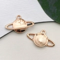 Set di due ciondoli a forma di pianeta in oro rosa con stelle e retro testurizzato - Pianeta Rotondo Saturno