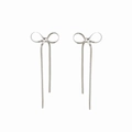 Boucles d'oreilles nœud papillon à franges en acier inoxydable sur un fond blanc pur - Boucles d'oreilles nœud à pampilles longues (DPE2518) / Argent
