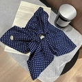 Scrunchie in seta blu navy a pois con nastri lunghi e bottone decorativo elegante - Stile Fiocco Grande a Pois / Blu